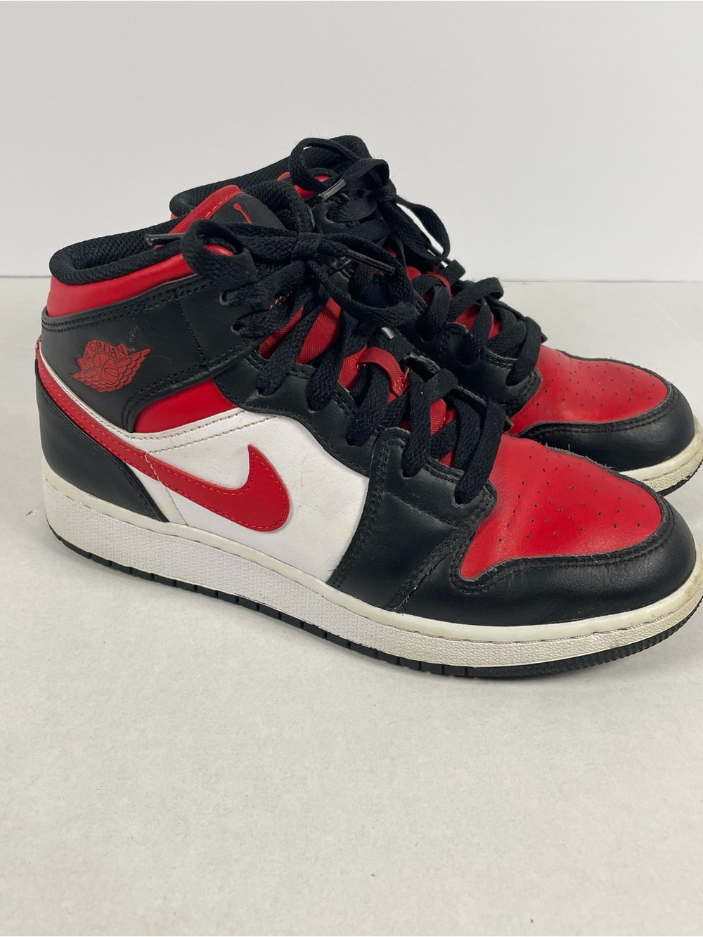 Nike Air Jordan 1 Mid GS 'Bred Toe' 2022 (554725-079) - Size 5.5Y / Women's 7